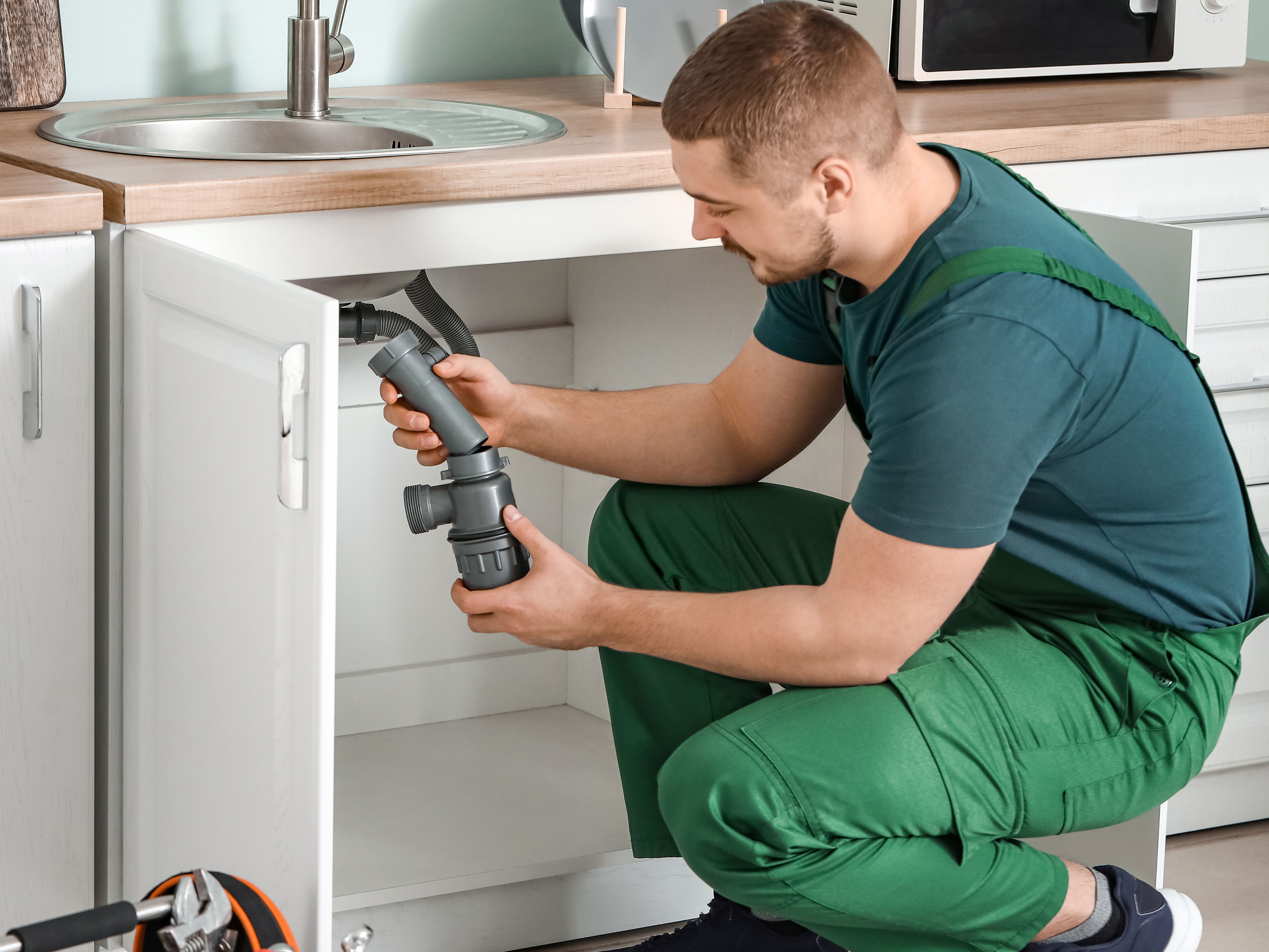 Moderne Geschirrspüler-Reparaturtechnik